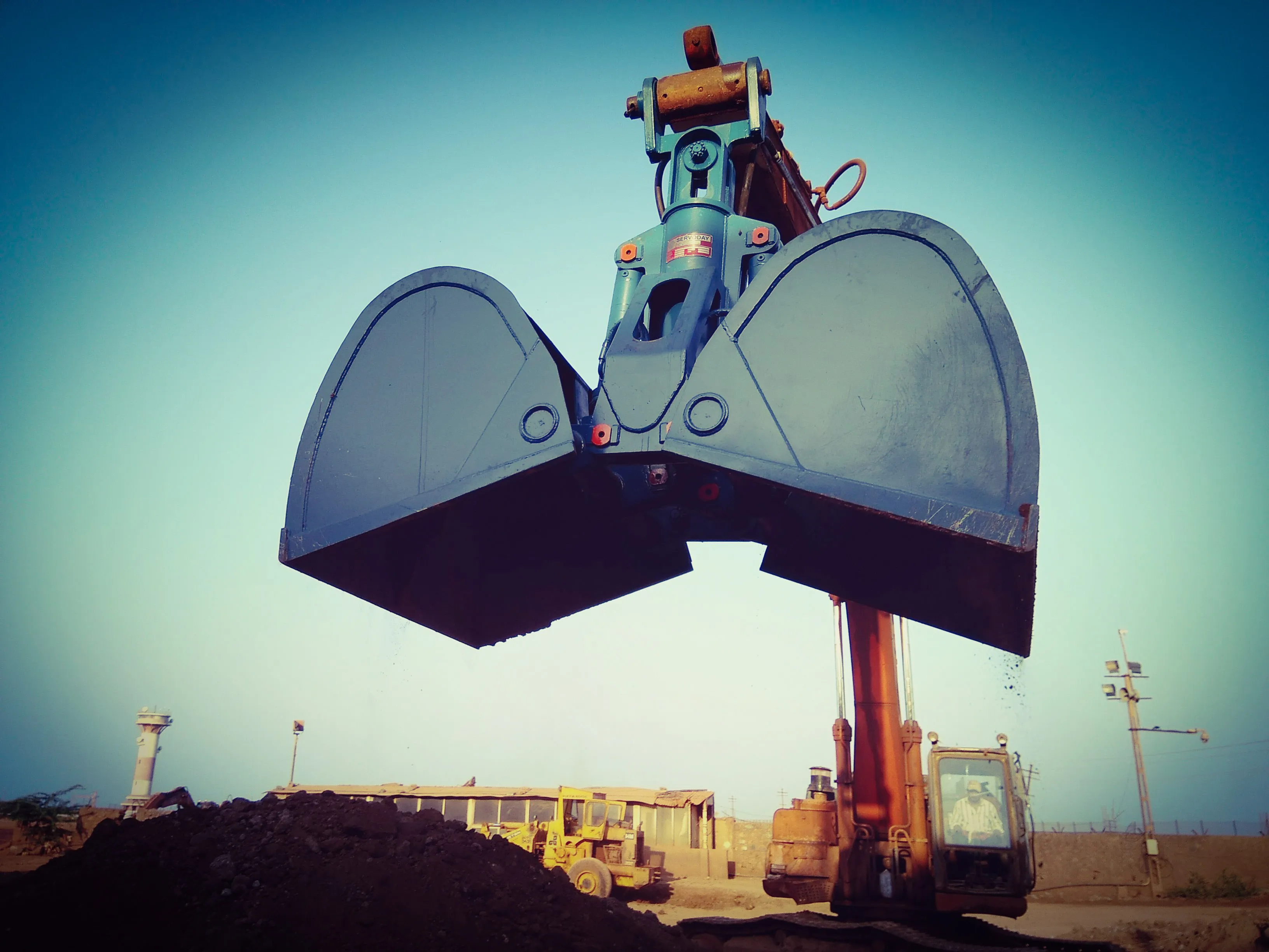 Clamshell Attachment Grabs